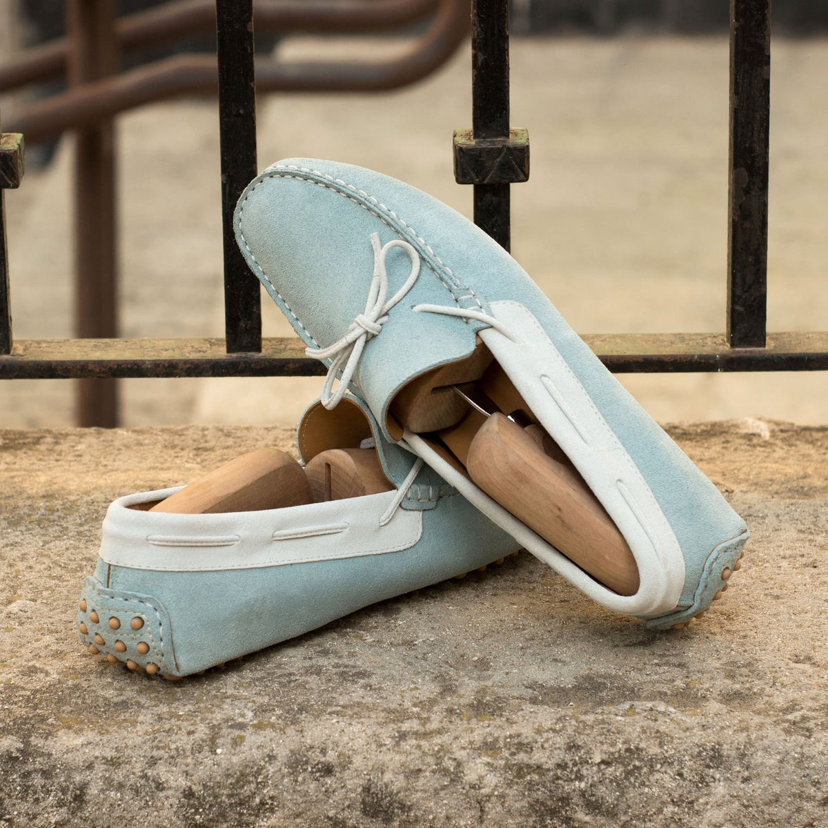 Mocassin Driver en daim bleu ciel et blanc – vue 4