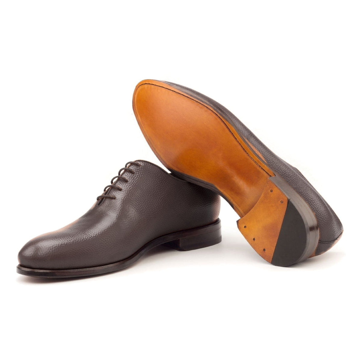 One Cut en cuir gros grain marron foncé, semelle cuir : une chaussure debout, l’autre couchée montre sa semelle