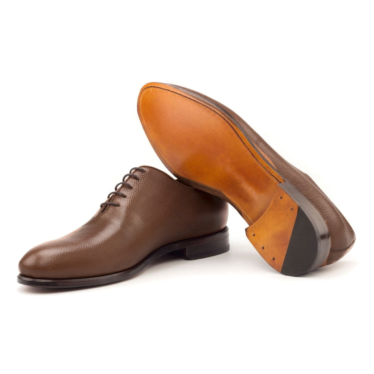 One Cut en cuir gros grain marron moyen, semelle cuir : une chaussure debout, l’autre couchée montre sa semelle