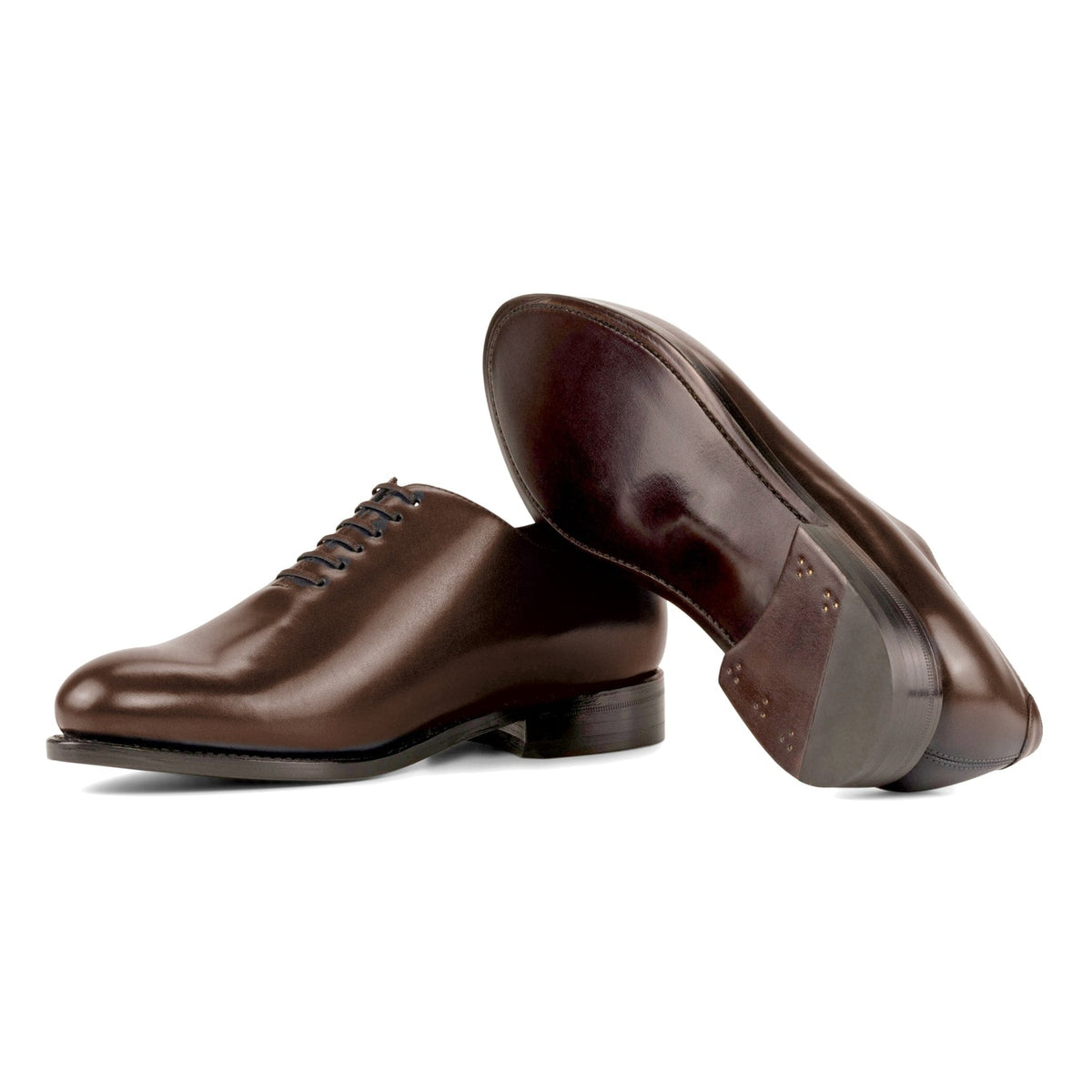 One Cut en cuir marron moyen, semelle cuir : une chaussure debout, l’autre couchée montre sa semelle