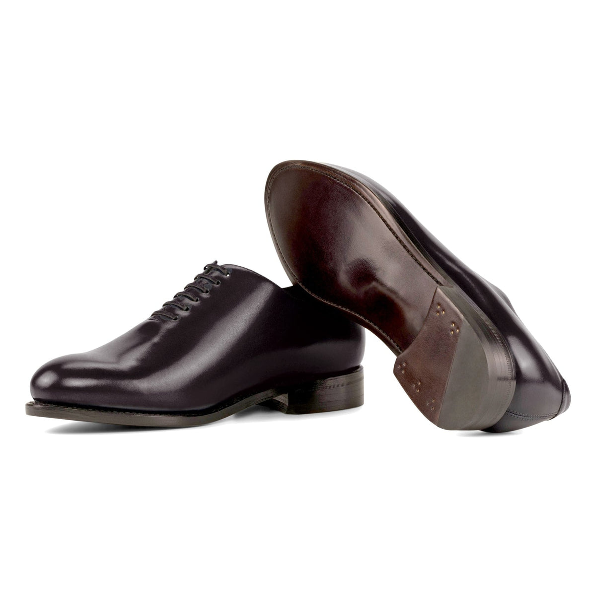 One Cut en cuir sang-de-bœuf, semelle cuir : une chaussure debout, l’autre couchée montre sa semelle