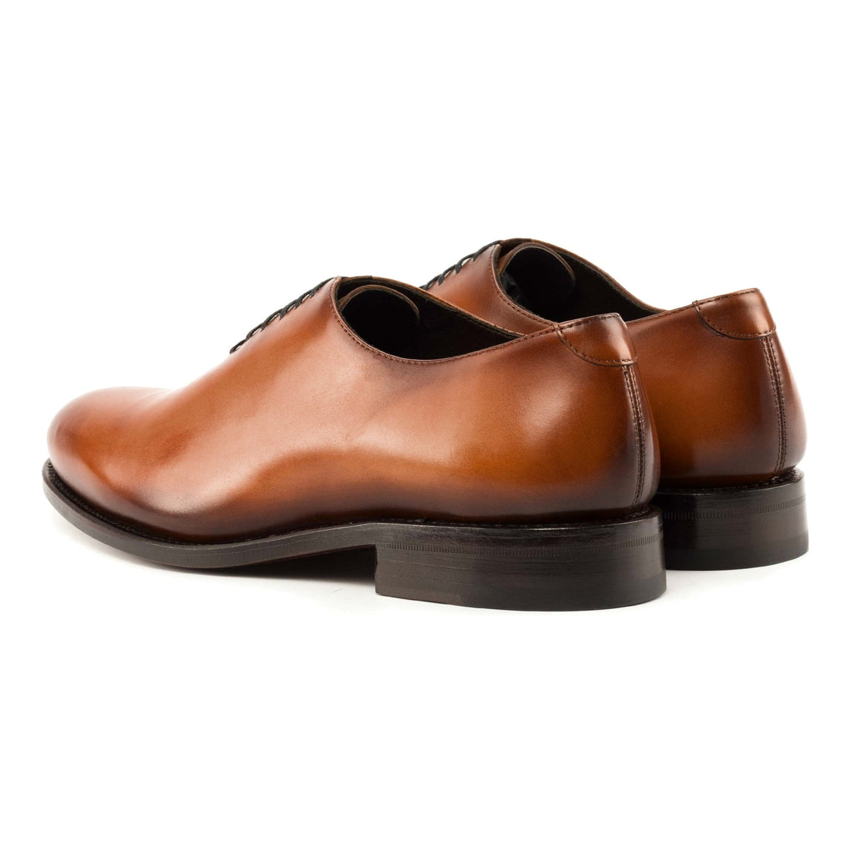 One Cut en cuir teinté main cognac, la paire vue de trois quarts arrière