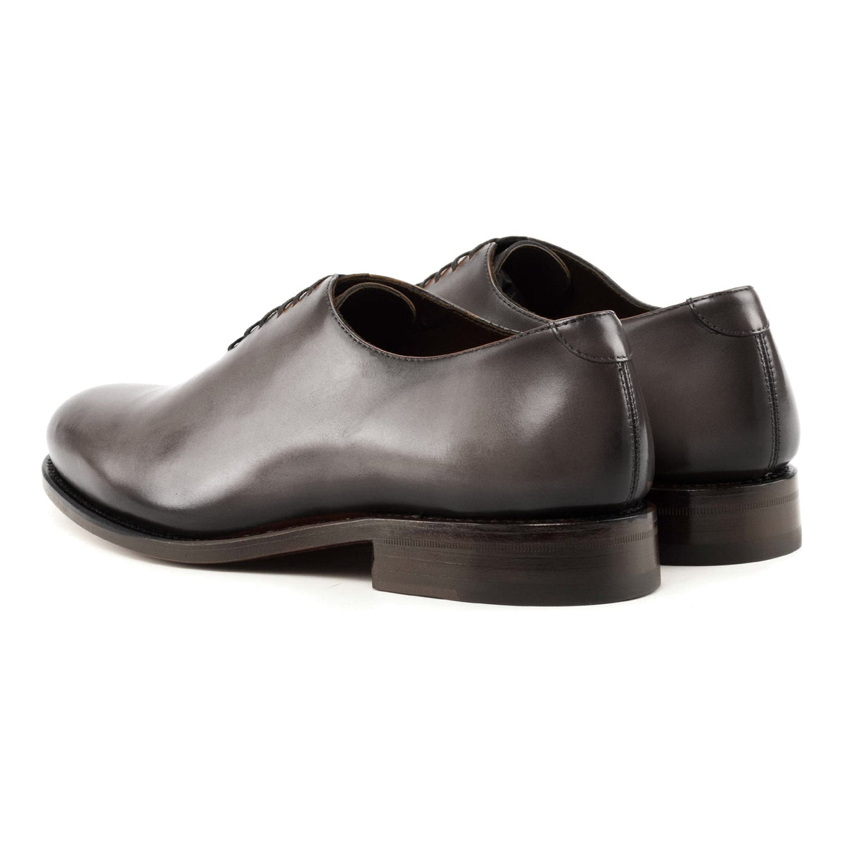 One Cut en cuir teinté main gris, la paire vue de trois quarts arrière