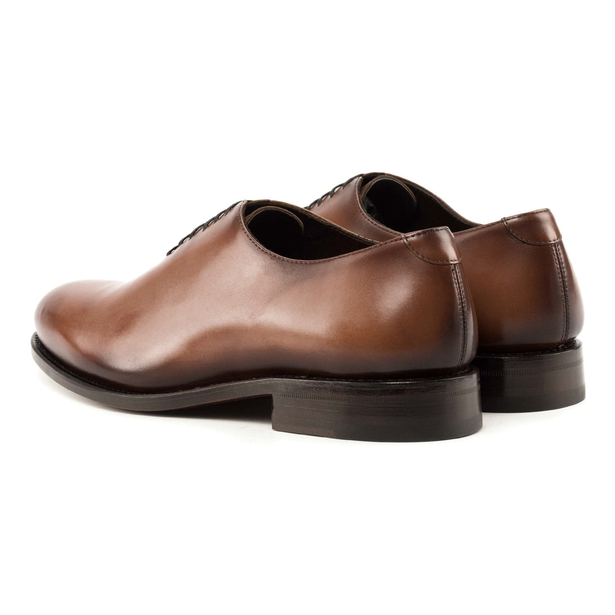 One Cut en cuir teinté main marron moyen, la paire vue de trois quarts arrière