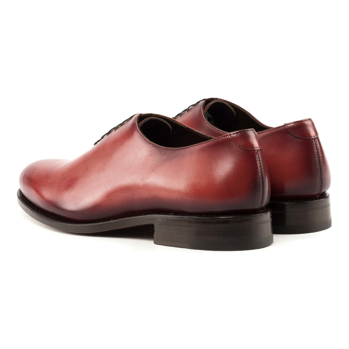One Cut en cuir teinté main rouge, la paire vue de trois quarts arrière