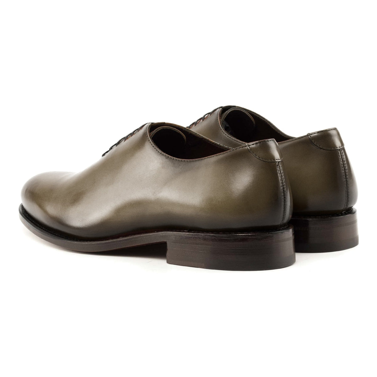 One Cut en cuir teinté main vert olive, la paire vue de trois quarts arrière