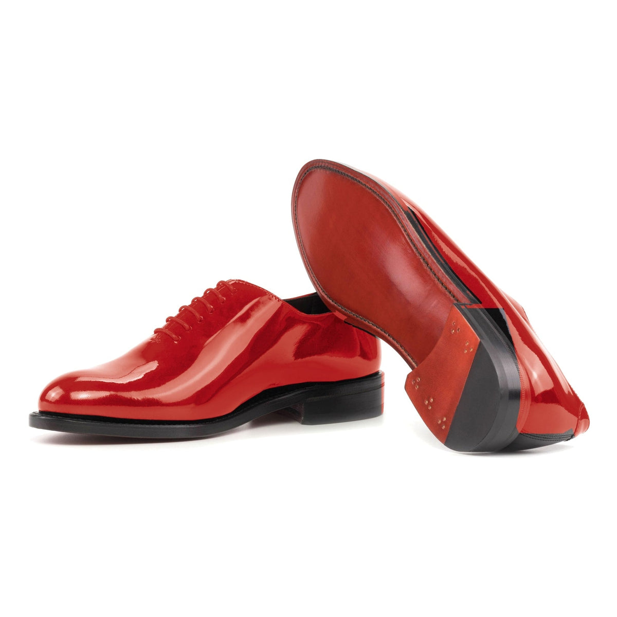 One Cut en cuir verni rouge, semelle cuir : une chaussure debout, l’autre couchée montre sa semelle