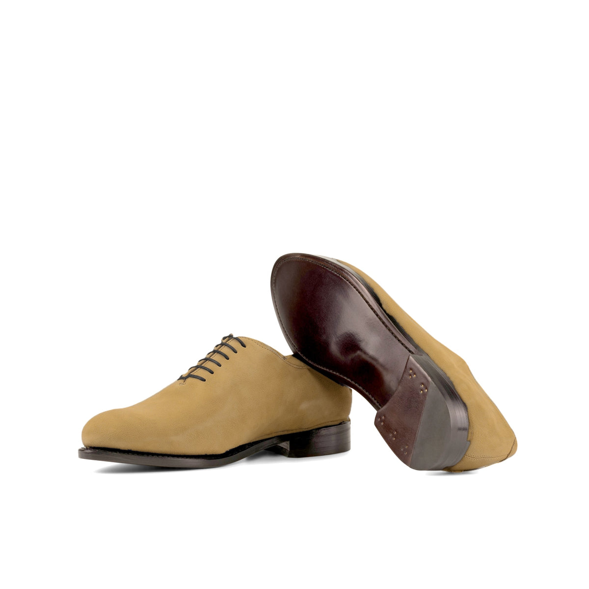 One Cut en daim camel : une chaussure debout, l’autre couchée montre sa semelle