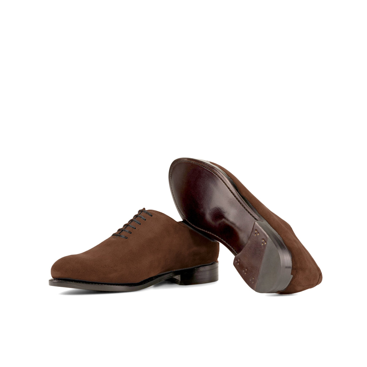 One Cut en daim marron moyen : une chaussure debout, l’autre couchée montre sa semelle