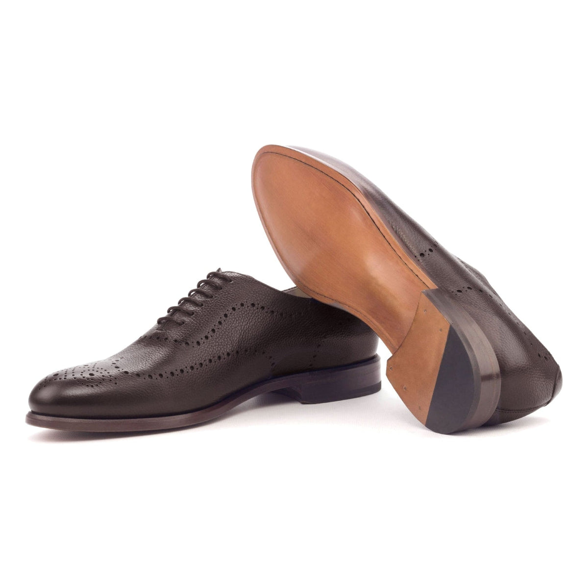 One Cut perforé en cuir grainé marron foncé, semelle cuir : une chaussure debout, l’autre couchée montre sa semelle