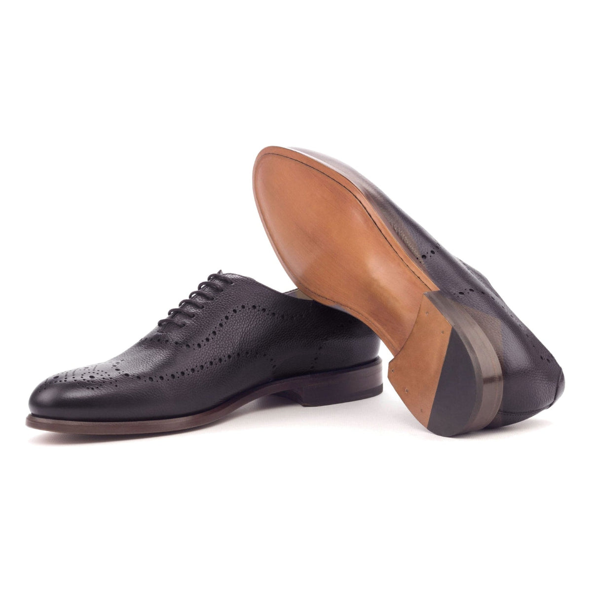 One Cut perforé en cuir grainé noir, semelle cuir : une chaussure debout, l’autre couchée montre sa semelle