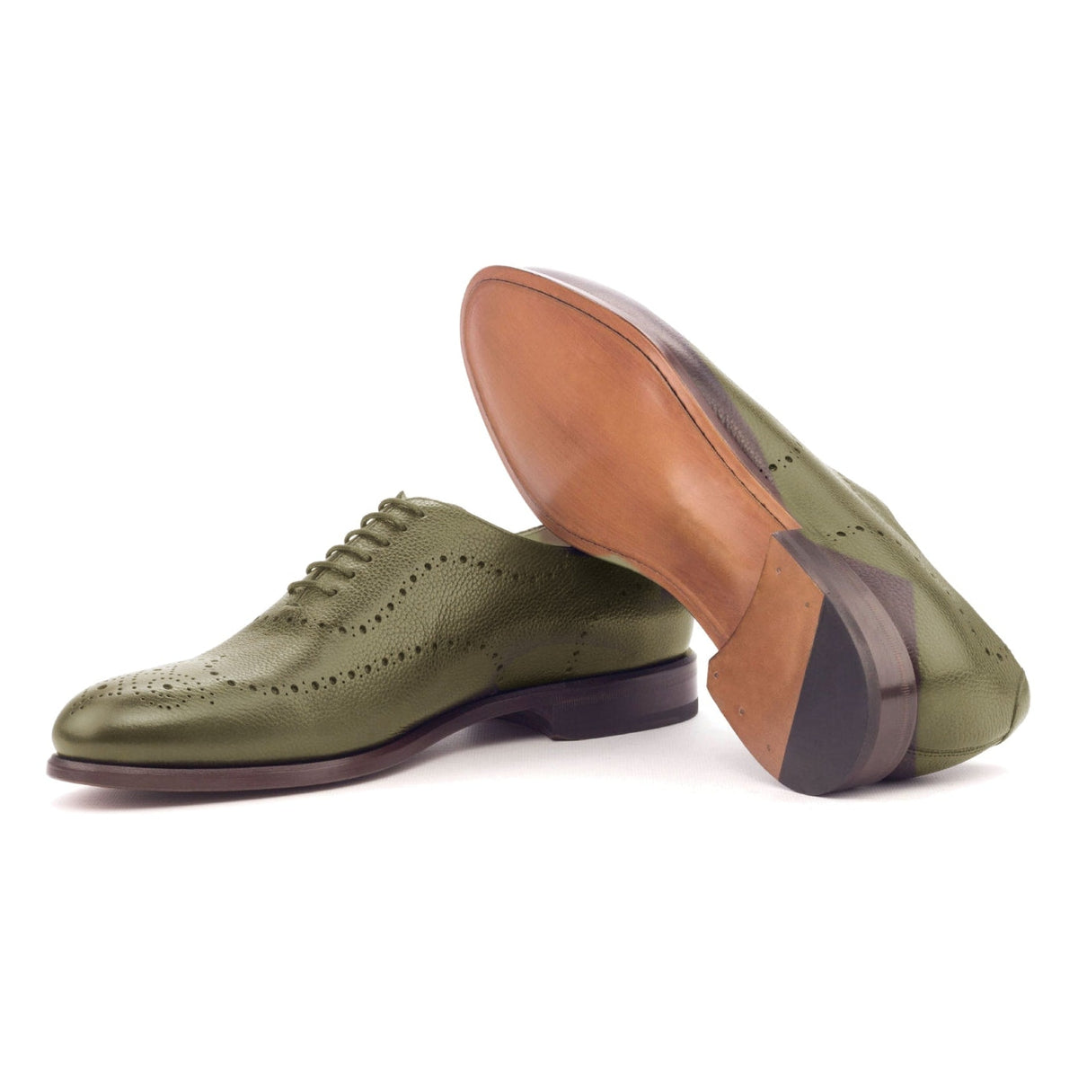 One Cut perforé en cuir grainé vert olive, semelle cuir : une chaussure debout, l’autre couchée montre sa semelle