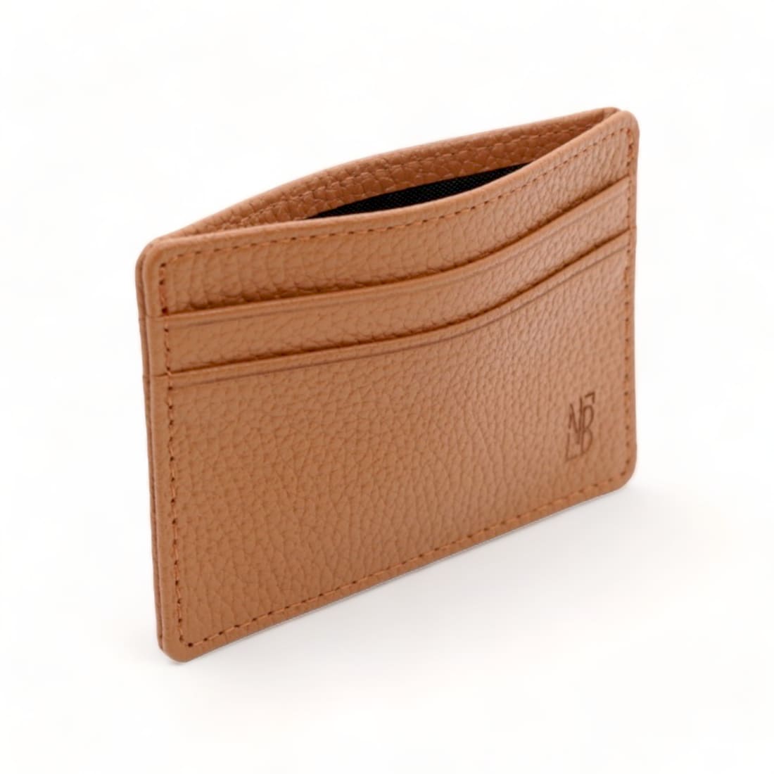 Porte-cartes en cuir grainé gold de trois quarts, avec sa poche centrale ouverte par le haut