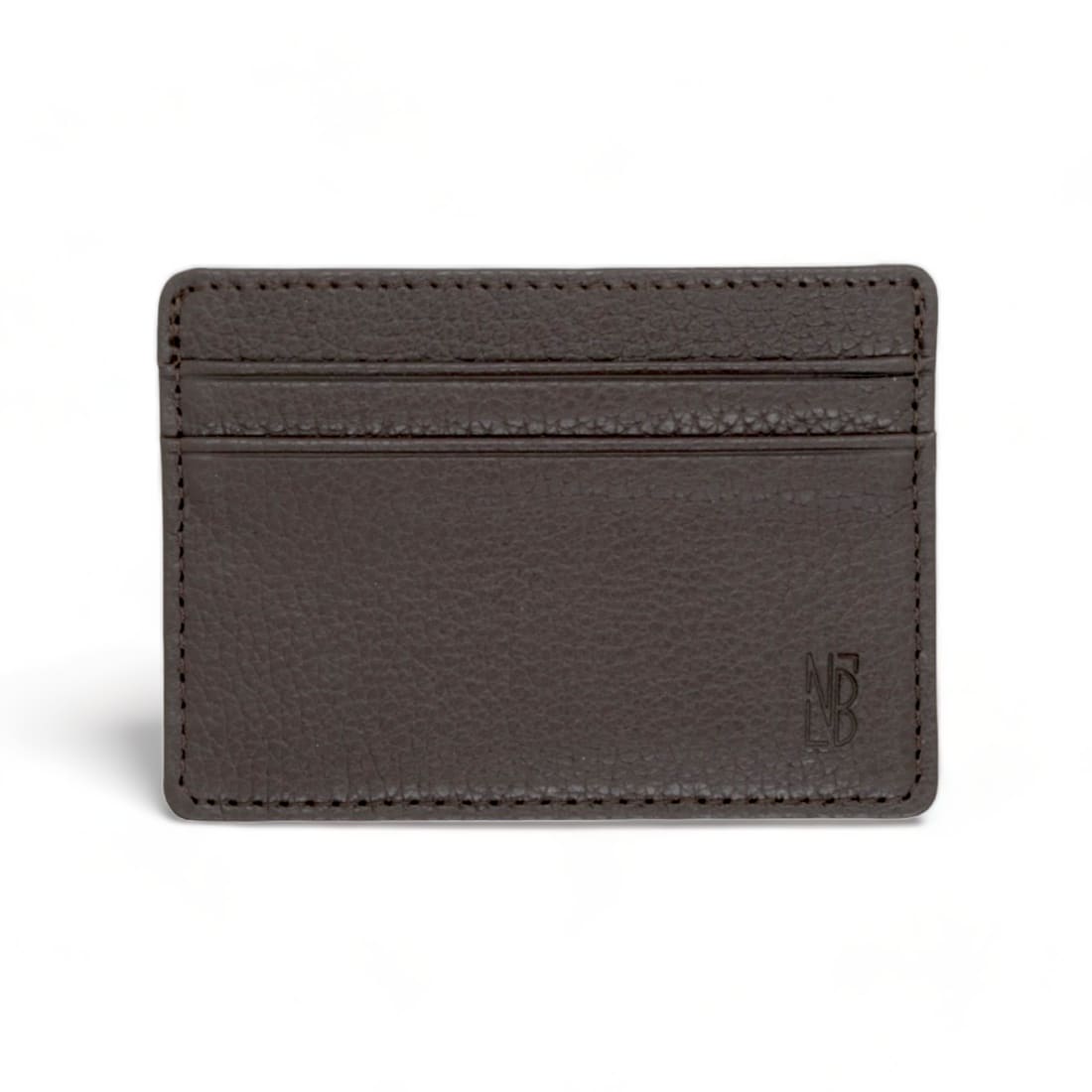 Porte-cartes en cuir grainé marron foncé vu de face : deux fentes à cartes et monogramme NB en creux