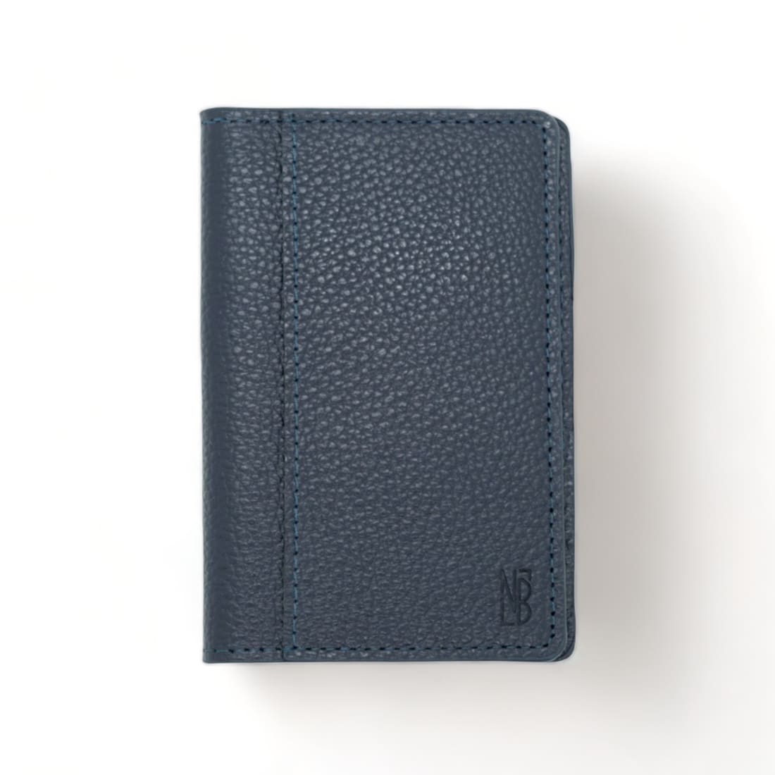 Portefeuille vertical en cuir grainé bleu marine fermé, vu de face, monogramme NB en bas