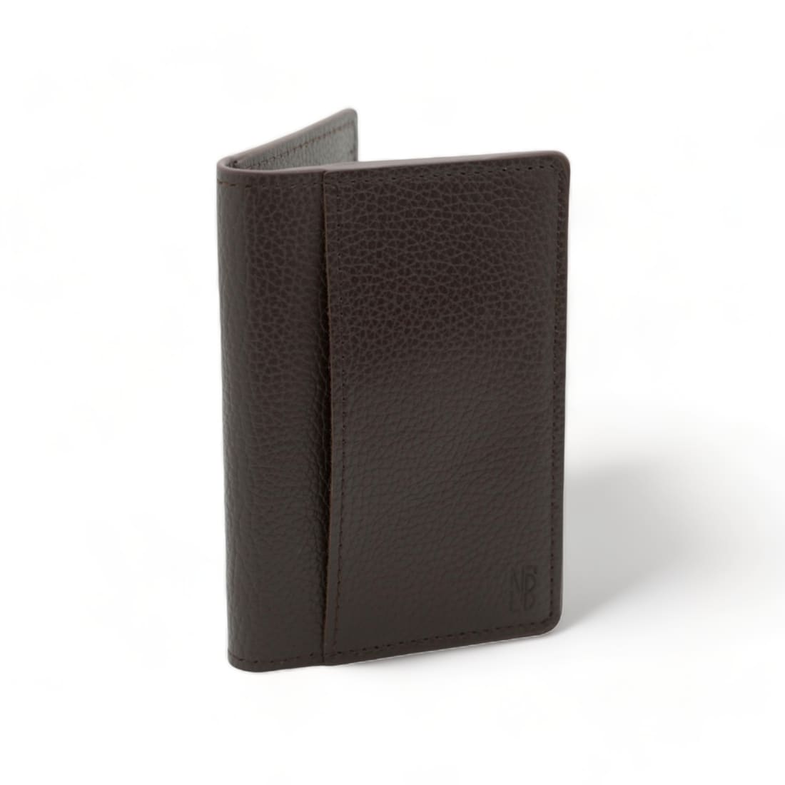 Portefeuille vertical en cuir grainé marron foncé fermé, vu de trois quarts