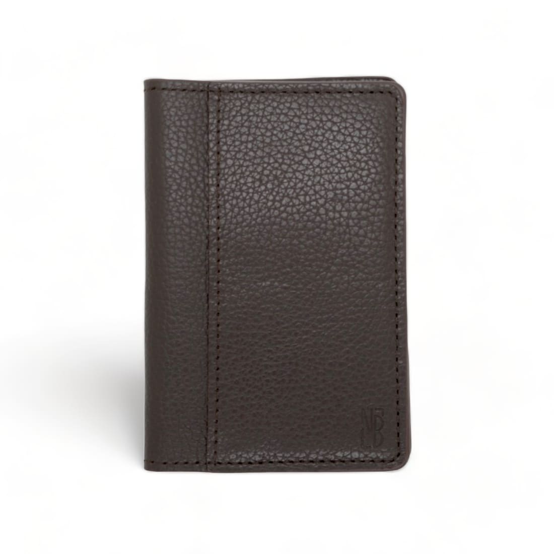 Portefeuille vertical en cuir grainé marron foncé fermé, vu de face, monogramme NB en bas