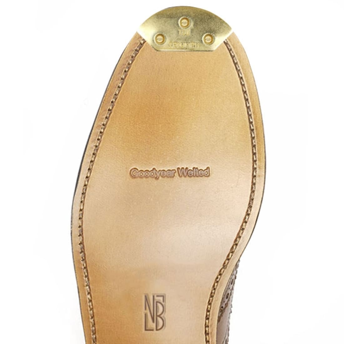 Pose de fers encastrés Triumph sur cuir - Cordonnerie Paris - Norbert Bottier