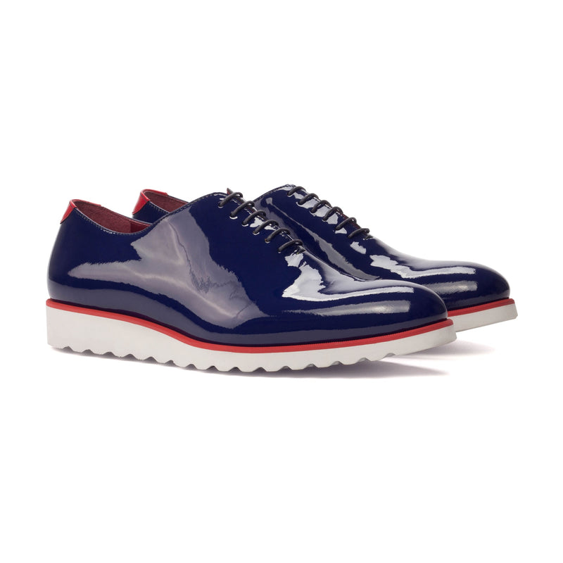Le cuir vernis bleu marine sur un autre modèle, photo non retouchée. Une partie de la paire est dans un autre cuir.