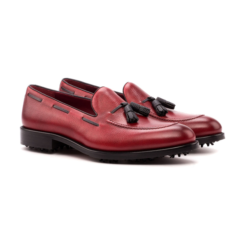 Le cuir grainé rouge sur un autre modèle, photo non retouchée. Une partie de la paire est dans un autre cuir.