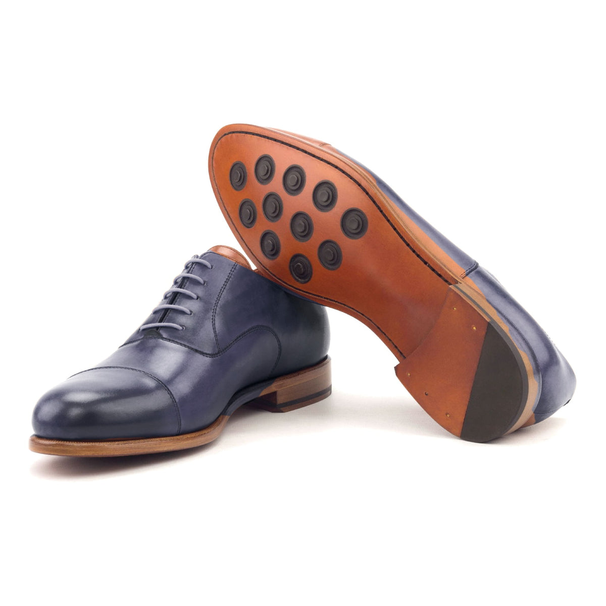 Richelieu bout droit en cuir teinté main bleu pétrole, semelle cuir Buttons : une chaussure debout, l’autre couchée montre sa semelle