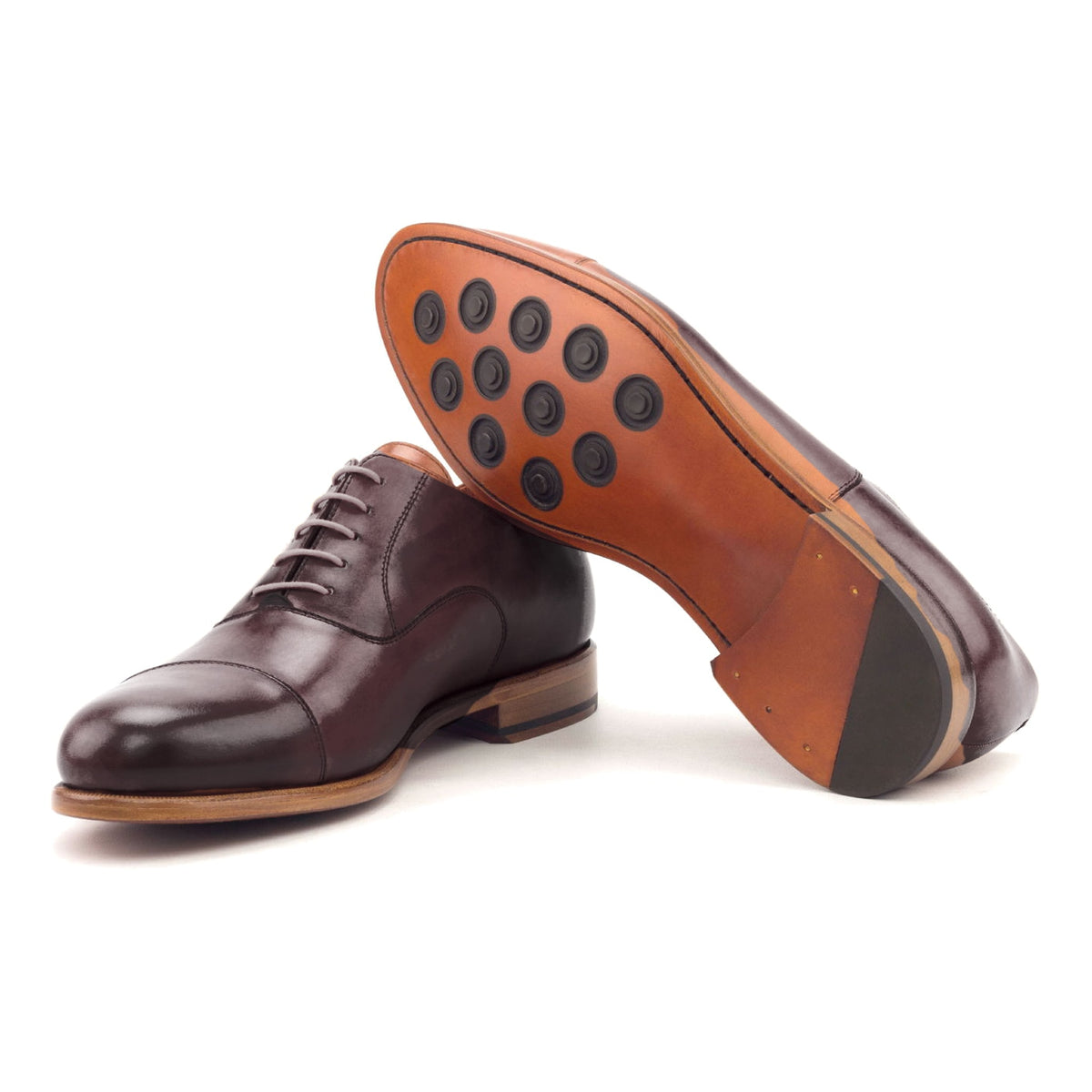 Richelieu bout droit en cuir teinté main bordeaux, semelle cuir Buttons : une chaussure debout, l’autre couchée montre sa semelle