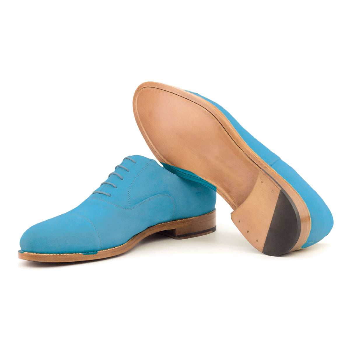 Richelieu bout droit en daim de chevreau turquoise, semelle cuir : une chaussure debout, l’autre couchée montre sa semelle