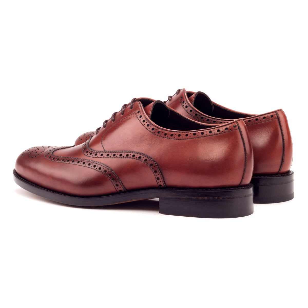 Richelieu fleuri en cuir teinté main rouge, la paire vue de trois quarts arrière