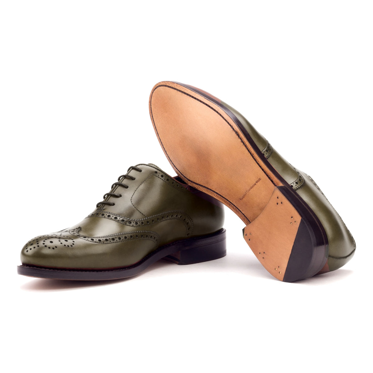 Richelieu fleuri en cuir teinté main vert olive, semelle cuir : une chaussure debout, l’autre couchée montre sa semelle