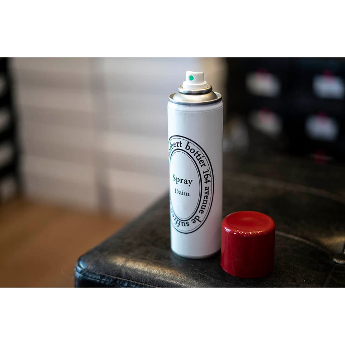 Spray à daim rouge rénovateur et imperméabilisant pour chaussures en cuir et daim - Norbert Bottier