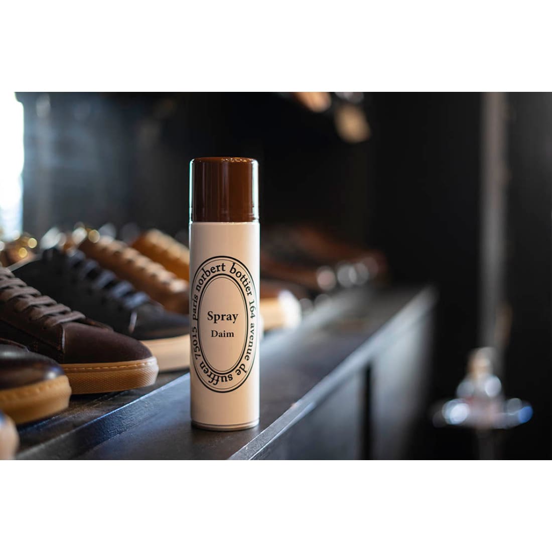 Spray à daim marron moyen rénovateur et imperméabilisant pour chaussures en cuir et daim - Norbert Bottier