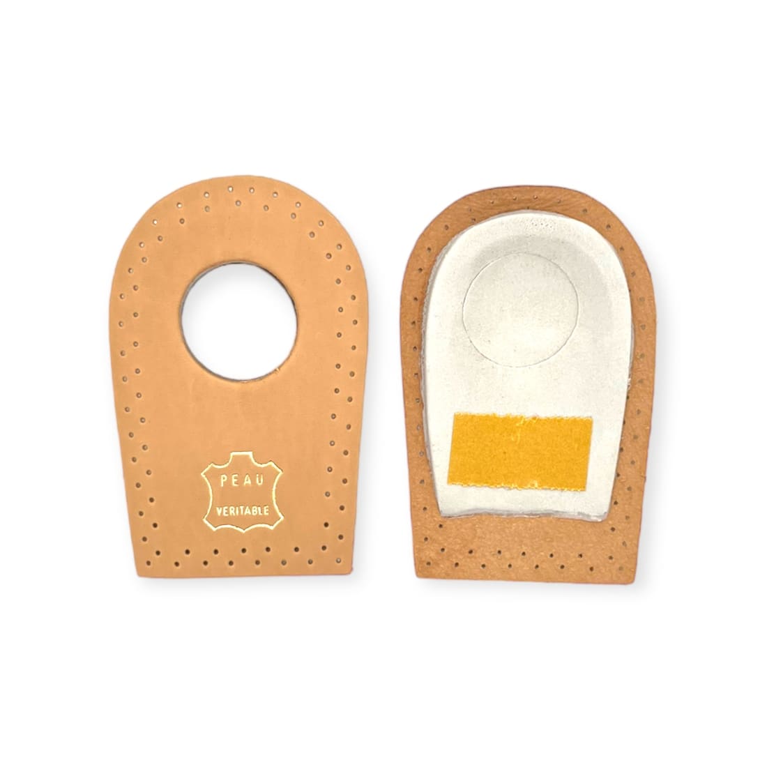 Talonnette en cuir de mouton, pastille centrale retirée, et sa face de dessous en mousse de latex avec la bande adhésive.